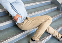 Sangat Fatal, Ini Bahaya Jatuh Duduk saat Terpeleset