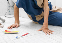 Wajib Diketahui! Ini Pertolongan Pertama Jatuh di Kamar Mandi