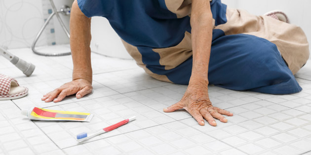 Wajib Diketahui! Ini Pertolongan Pertama Jatuh di Kamar Mandi